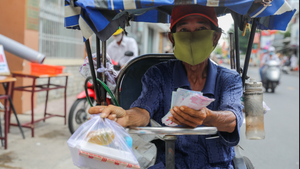 Video: Xúc động nhóm từ thiện phát gần 25.000 suất cơm cho người nghèo ở TP.HCM