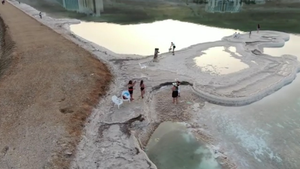 Video: Khám phá đảo muối ở giữa Biển Chết