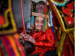 Nghệ nhân 100 tuổi Mỗ Thị Kịt - báu vật của nghệ thuật hát then