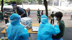 Xe lưu động đến từng hẻm tiêm vaccine cho người dân TP.HCM