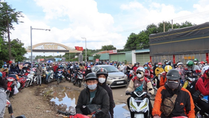 Bình Phước 'lần cuối cùng giải quyết' cho người dân qua chốt kiểm soát về quê