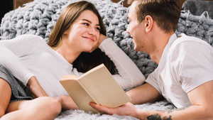 Ở nhà giãn cách, ù cả tai vì chồng bắt nghe thơ