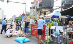 Ảnh: Dân Hà Nội ùn ùn tiếp tế cho người thân trong khu vực phong toả