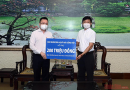 Báo Nhân Dân trao 200 triệu đồng hỗ trợ sinh viên bị ảnh hưởng dịch COVID-19