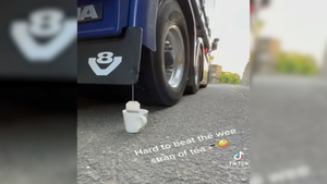 Video: Tài xế container lùi xe pha trà siêu đỉnh