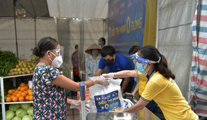 Video: Ấm lòng ‘Siêu thị 0 đồng' dành cho người nghèo giữa mùa dịch ở Hà Nội 