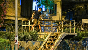 Hà Nội: Phạt 4 triệu đồng 2 người trèo rào thép gai trốn khỏi khu phong tỏa