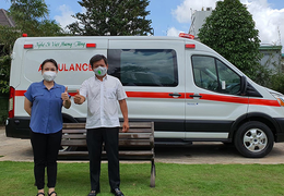 Việt Hương xúc động giao xe cứu thương 2,5 tỷ đồng cho ông Đoàn Ngọc Hải