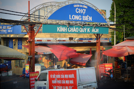 Ảnh: Ghi nhận ca mắc COVID-19, Hà Nội phong tỏa chợ đầu mối Long Biên