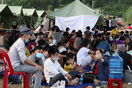 Đoàn người từ TP.HCM về Huế đang bị kẹt tại Bắc hầm Hải Vân