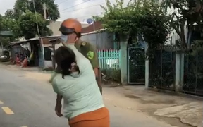 Người phụ nữ ở An Giang chửi bới, đánh người của tổ kiểm soát dịch COVID-19