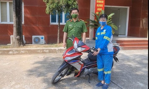 Nữ lao công bị cướp xe: 'Bất ngờ, cảm động vì món quà của các chú công an'