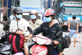 Hơn 8.700 người chạy xe từ tâm dịch phía Nam về Quảng Ngãi, 59 ca mắc COVID-19