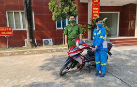 Công an góp tiền tặng xe máy mới cho nữ lao công bị cướp trong đêm