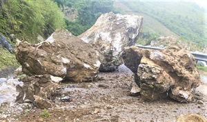 Điện Biên: Mưa lớn kéo dài, nhiều khối đá khổng lồ lăn xuống đường gây ùn tắc