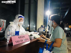 Ảnh: Người dân TP.HCM phấn khởi đi tiêm vaccine COVID-19 trong đêm