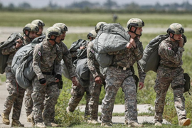 Bùng phát biến chủng Delta, quân đội Mỹ cân nhắc tiêm chủng bắt buộc cho binh sỹ