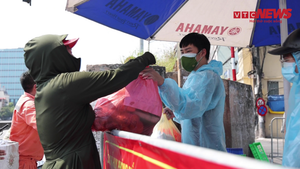 Video: Dùng xe điện chở thực phẩm thiết yếu cho khu cách ly y tế tại Hà Nội