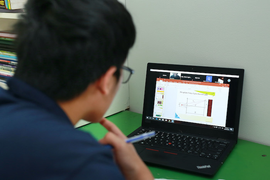 Phụ huynh Hà Nội 'dở khóc, dở cười' khi con kiểm tra cuối kỳ trực tuyến