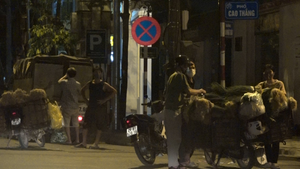 Chợ Long Biên bị phong tỏa, tiểu thương bày bán hàng ngoài đường trong đêm
