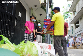 Đi từng ngõ, gõ cửa từng nhà tặng nhu yếu phẩm cho người gặp khó ở TP.HCM