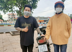 Đi bộ hơn 500 km về quê tránh dịch, dọc đường được tặng xe máy