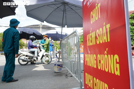 Bắt người đàn ông dùng côn, gậy sắt đe doạ, đập phá hàng rào chốt kiểm dịch