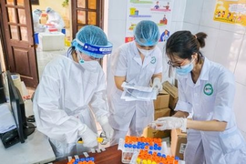 COVID-19 ngày 7/8: Cả nước 7.334 ca, Hà Nội giảm 106 ca, TP.HCM giảm 130 ca