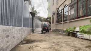 Video: Biến mô tô địa hình thành xe phun khử khuẩn trong hẻm nhỏ