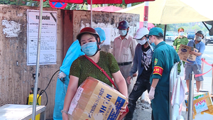 Video: Hà Nội lập chốt tiếp tế lương thực cho người dân trong khu cách ly