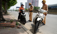 Ảnh: CSGT xử phạt người ra đường không lý do chính đáng khi giãn cách xã hội