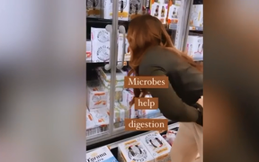 Hứng bão chỉ trích vì liếm đồ vật trong siêu thị để tăng miễn dịch mùa COVID-19