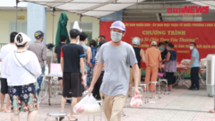 Video: Nhiều phần quà chia sẻ yêu thương cho người nghèo trong mùa dịch ở Hà Nội