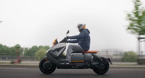 Video: Cận cảnh xe máy điện của BMW có giá 12.000 USD