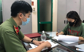 Cô gái khoe 'thẻ đỏ quyền lực' dùng đi vòng quanh Hà Nội bị phạt 12,5 triệu đồng