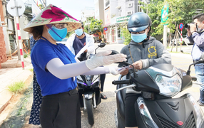 Tạm xa trường lớp, hàng trăm giáo viên Đà Nẵng tình nguyện đi chống dịch