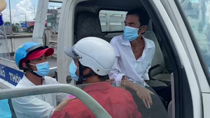 Video: CSGT dùng xe đặc chủng đưa người đàn ông bị nhồi máu cơ tim đi cấp cứu