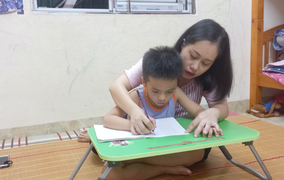 Giáo viên mầm non bán rau, bán trứng xoay xở trong mùa dịch