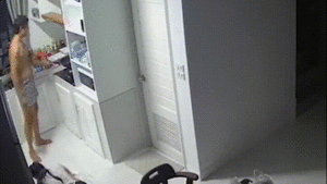 Video: Bình gas phát nổ, hất văng vợ chồng đang nấu ăn