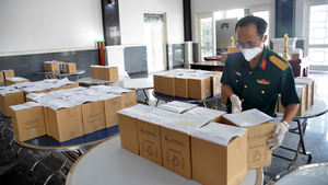 Video: Bộ Tư lệnh TP.HCM đưa tro cốt người mất do COVID-19 về tận nhà