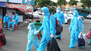 Video: Gần 500 người dân Đắk Lắk rời TP.HCM về quê