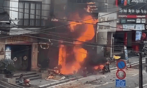 Cửa hàng gas ở Sa Pa bốc cháy dữ dội, 2 nhà bên cạnh bị thiêu rụi