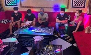 Bất chấp lệnh cấm, quán karaoke mở cửa đón hàng chục người sử dụng ma túy