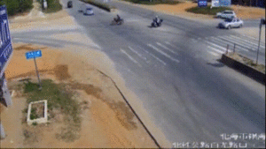 Video: Đâm trúng ô tô, xe máy trượt dài trên đường rồi bốc cháy