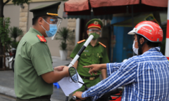 Nam thanh niên chở trẻ nhỏ thông chốt, tông gãy xương công an