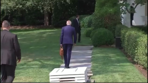 Biden giẫm lên cỏ bất chấp chỉ dẫn từ mật vụ, dấy lên nghi vấn sức khỏe