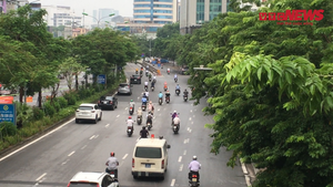 Video: Người Hà Nội nườm nượp ra đường như 'tháo khoán'