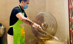 Anh Tình nấu cơm từ thiện, thuê nhà cho người vô gia cư