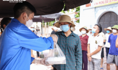 Ảnh: 'Bữa ăn 0 đồng' ấm lòng người nghèo mắc kẹt ở Hà Nội trong mùa dịch