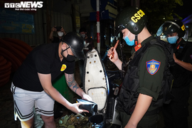 Theo chân cảnh sát đặc nhiệm tuần tra xử lý tội phạm trong ngày giãn cách